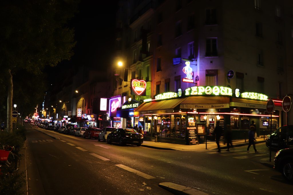 Boulevard de Clichy Pigalle Paris la nuit néons