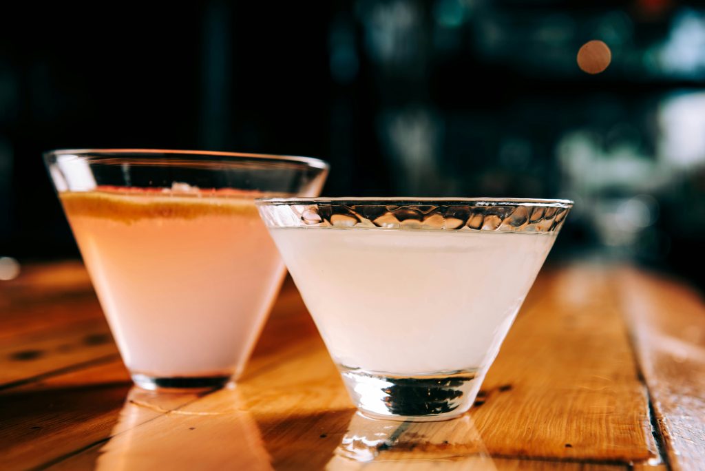 Cocktail de mixologie dans un bar parisien