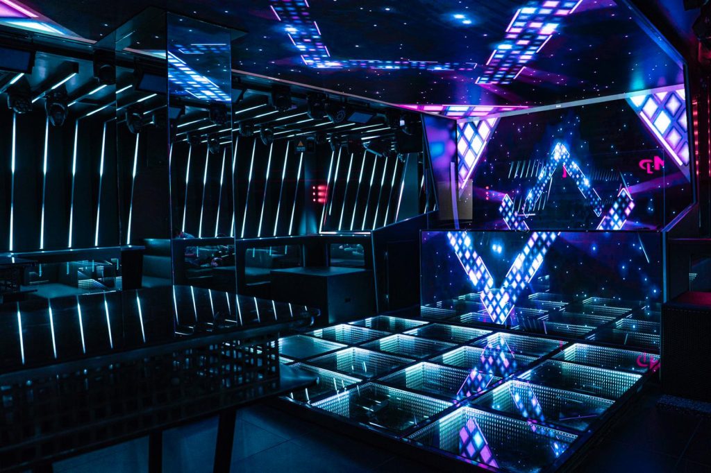 Club électro underground à Bastille Paris dancefloor