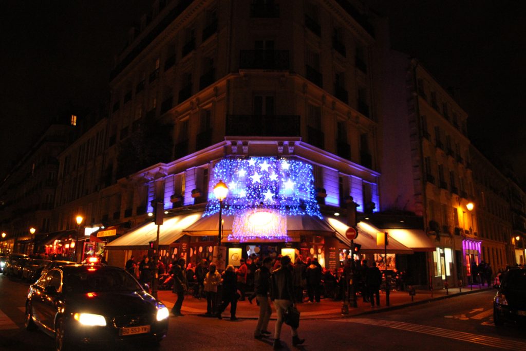 Terrasse animée rue Vieille du Temple dans le Marais Paris la nuit